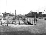 154568 Gezicht op het emplacement van het N.S.-station Aalsmeer te Aalsmeer met goederenloods, perron en trein naar Uithoorn.